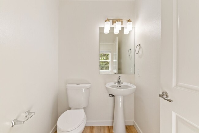 Foto del edificio - 2 Bedroom 1.5 Bath townhouse with private balcony and 2 car garage