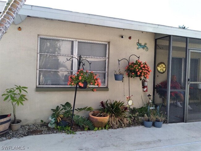 Building Photo - 4818 Palm Tree Dr
