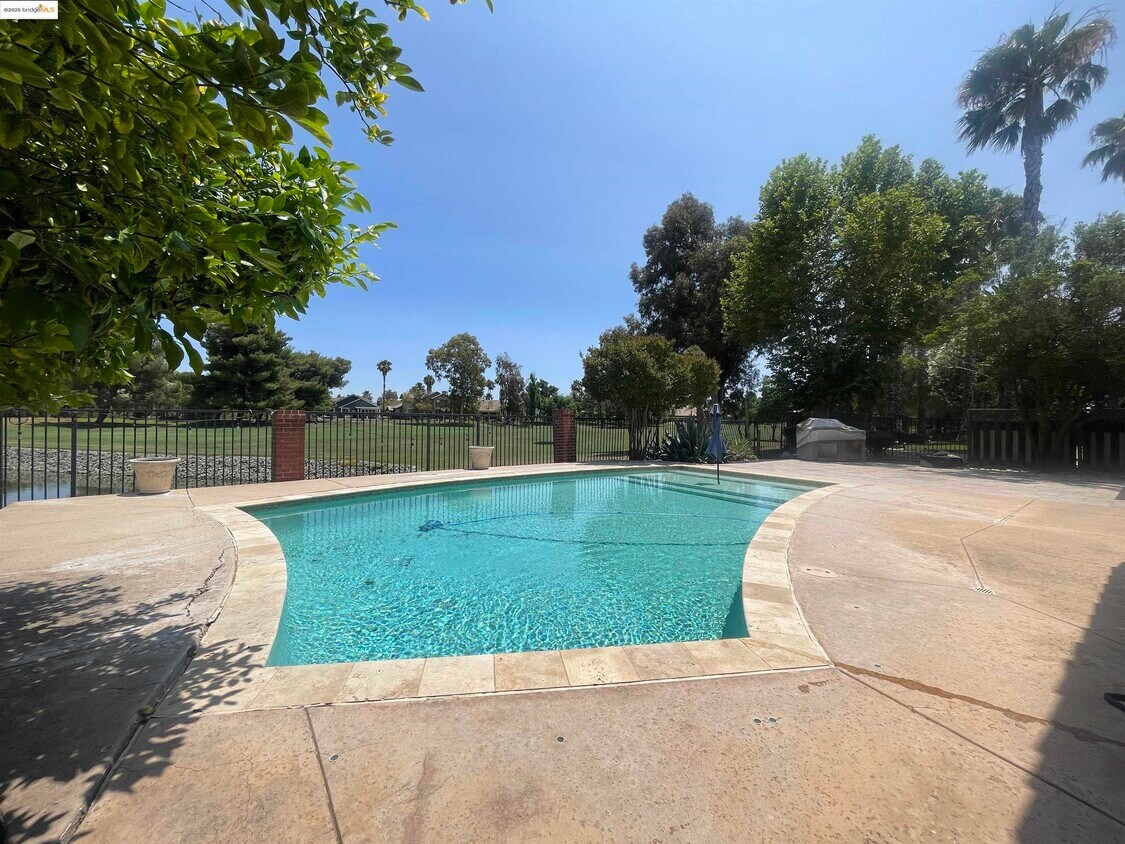 Foto del edificio - 2139 St Andrews Ct