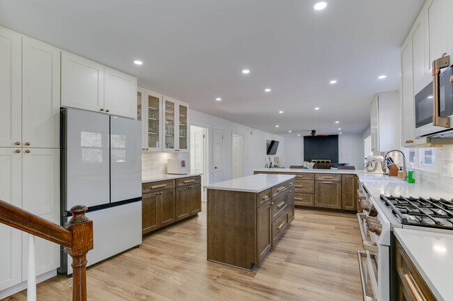 Foto del edificio - 3408 Montgomery Pl
