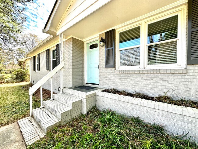Foto del edificio - Gorgeous 3 Bed 1 Bath Renovated Brick Home...