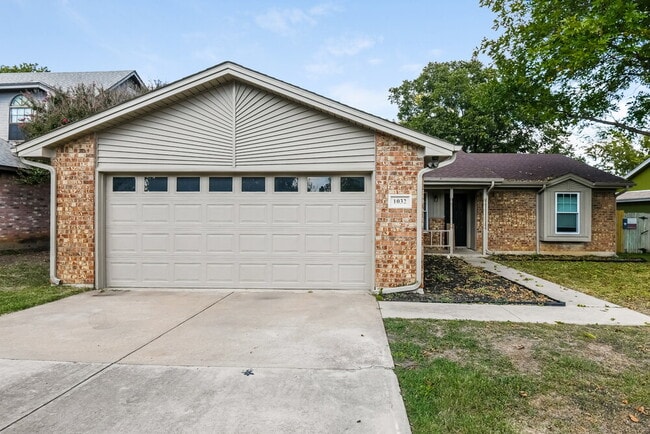 Building Photo - 1032 W Hills Terrace