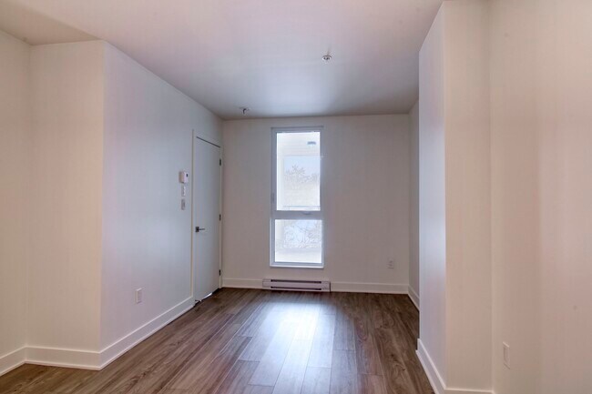 Building Photo - 9675 Av. Papineau