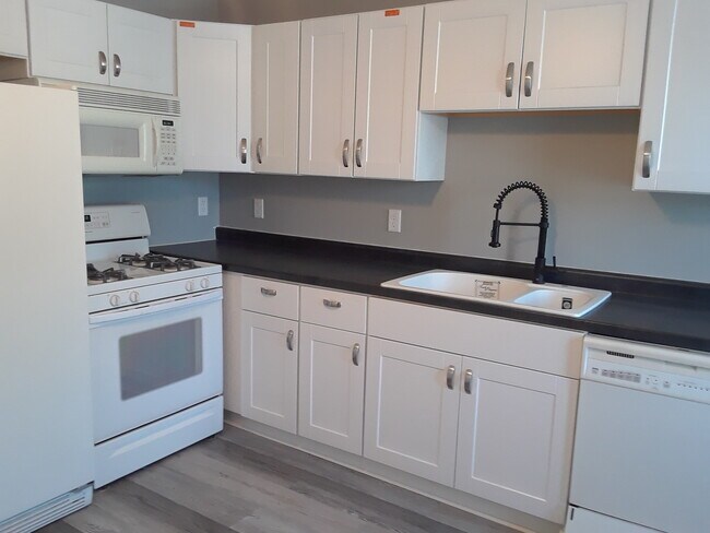 Electrodomésticos de cocina con 2 años de antigüedad. - 4350 Girard Ave N