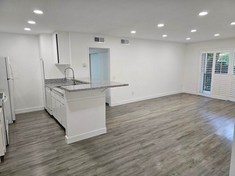 Foto principal - 23515 Lyons Ave