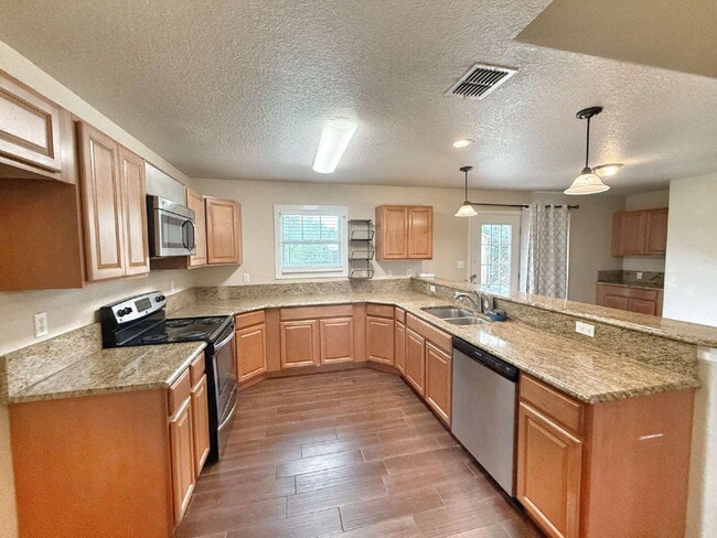Building Photo - Peaceful 1-Acre Country Living with Easy C...