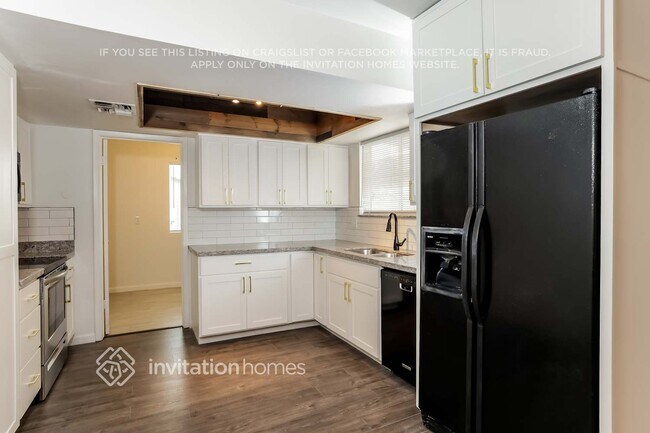 Building Photo - 1631 W Helena Dr
