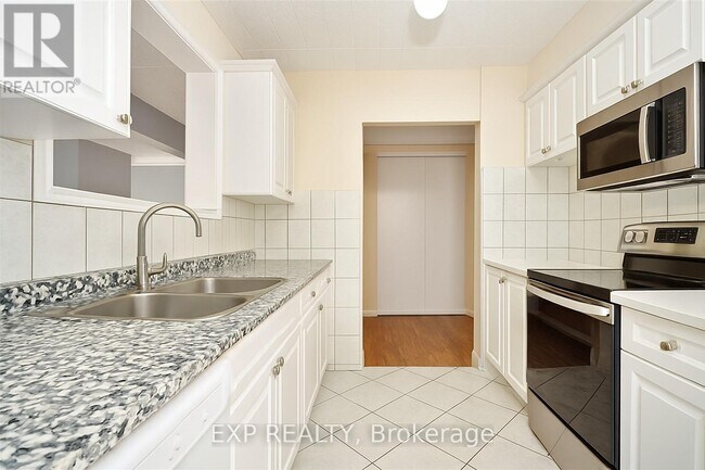 Building Photo - 71 Vanier Dr