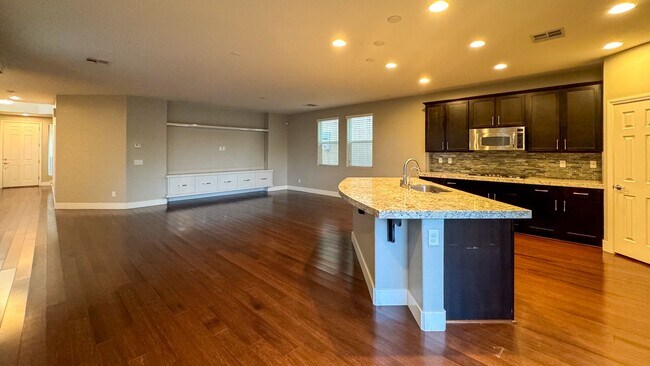 Foto del edificio - 4-bed, 2.5 bath, 2,498 sq ft home in Mount...