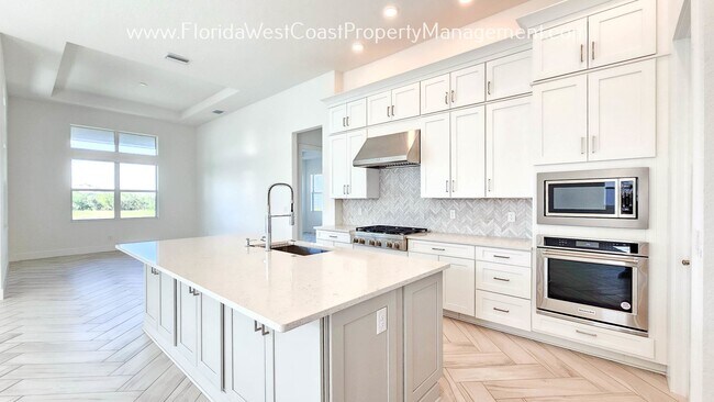 Foto del edificio - IMPRESSIVE and SPACIOUS 4 BEDROOM/ 4.5 BAT...