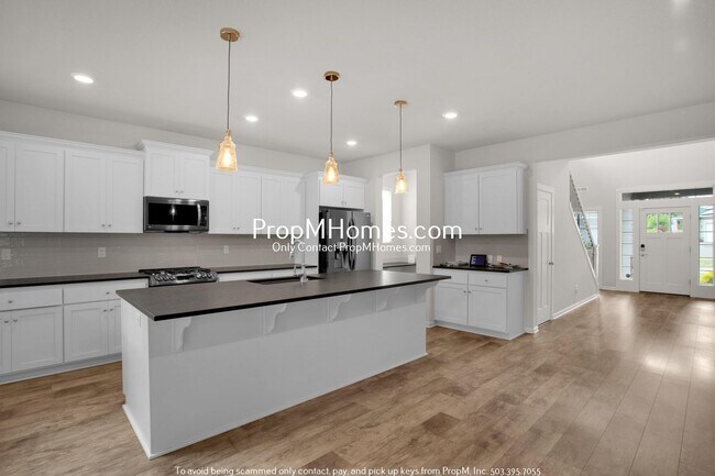 Building Photo - Stunning Four Bedroom Oasis in Tualatin!