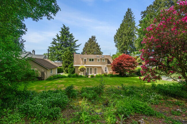 Foto del edificio - 12926 Holmes Point Dr NE