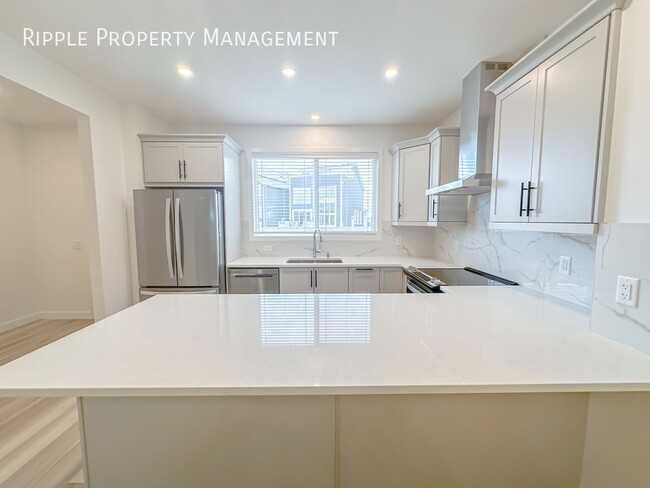 Photo du bâtiment - FIRST MONTH FREE! INCREDIBLE 4 BEDS/3 BATH...