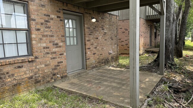 Foto del edificio - 819 Downing Pines Rd