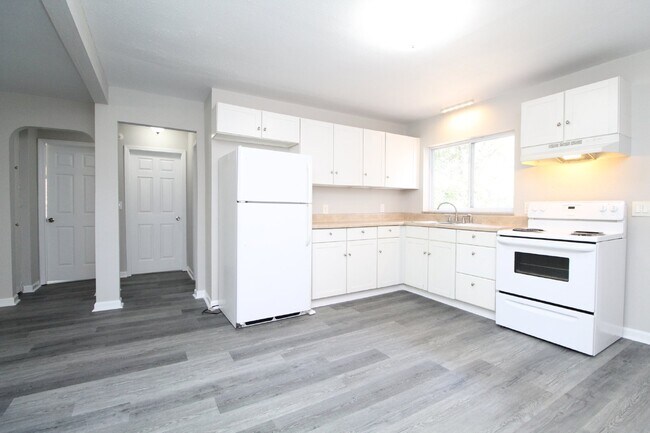 Building Photo - Central Pensacola Gem: Renovated 2BR/1BA D...
