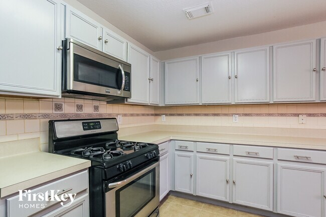 Foto del edificio - 10643 Goldfinch Rd