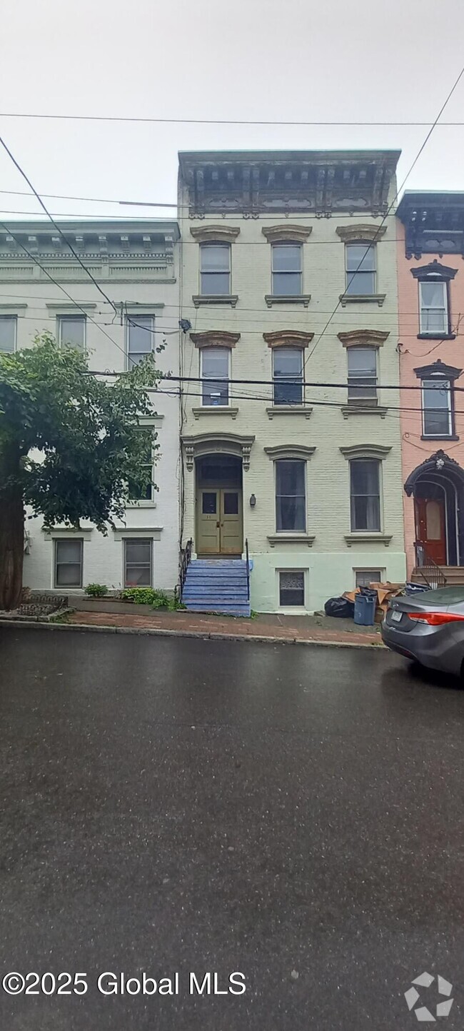 Building Photo - 11 Elm St