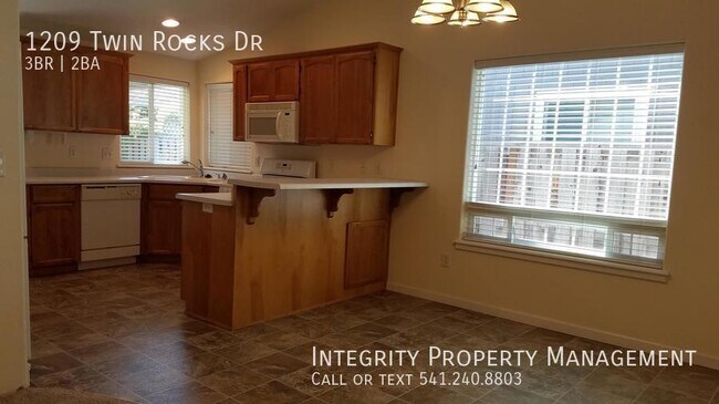 Foto del edificio - 1209 Twin Rocks Dr