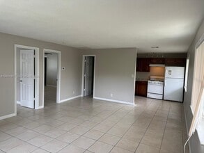 Building Photo - 588 Holly Dr