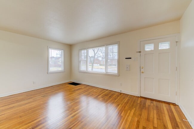Building Photo - 2 bedroom Brick Single Family Home!