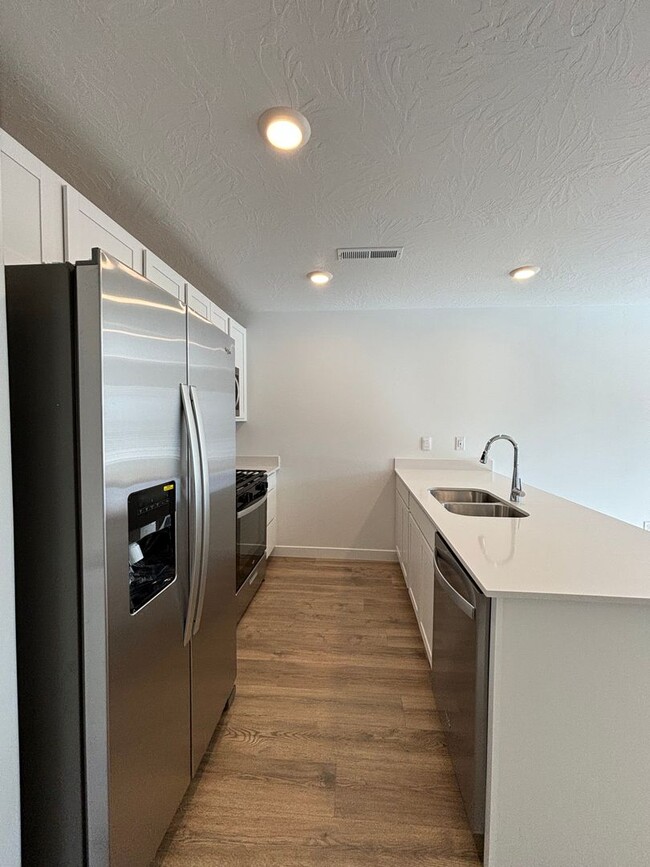 Building Photo - Brand New Elkhorn Townhome