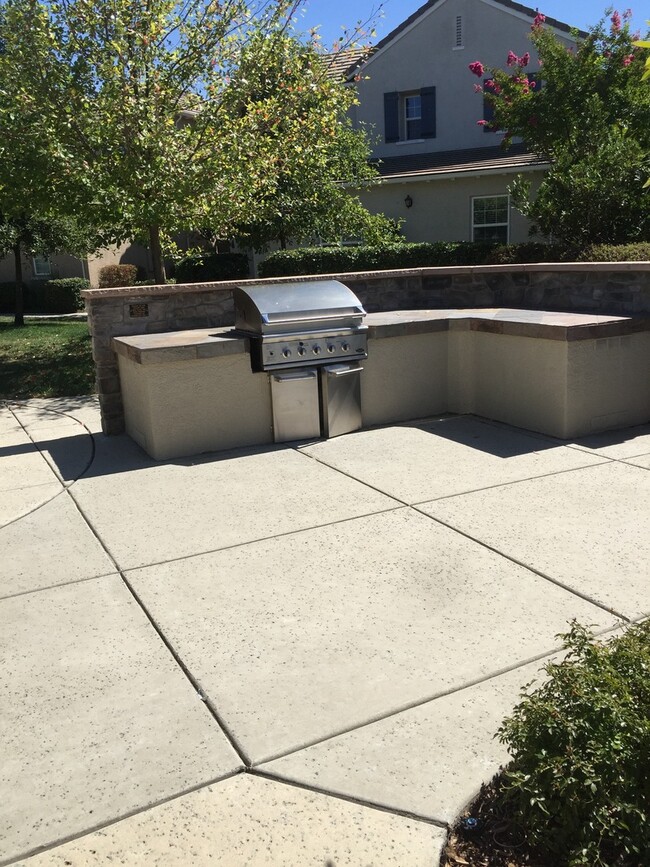 Foto del edificio - Low Maintenance Home Centrally Located wit...