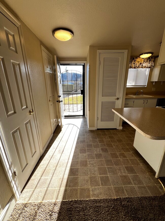 Entrada - 888 Rutledge Dr