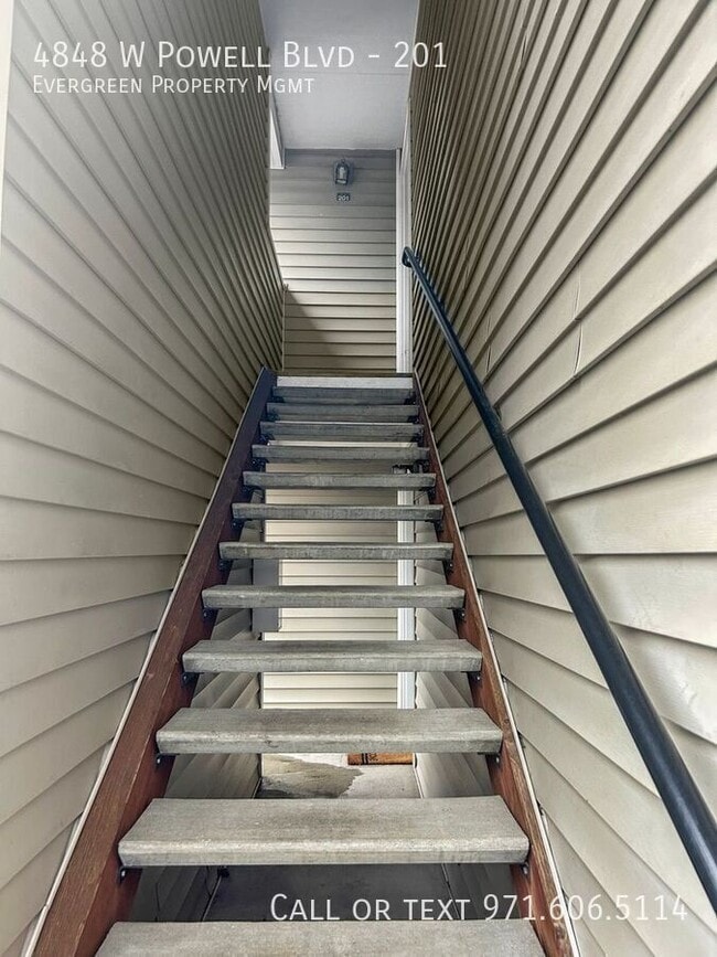 Foto del edificio - 4848 W Powell Blvd