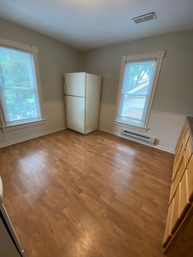 Building Photo - 104 8th St NW