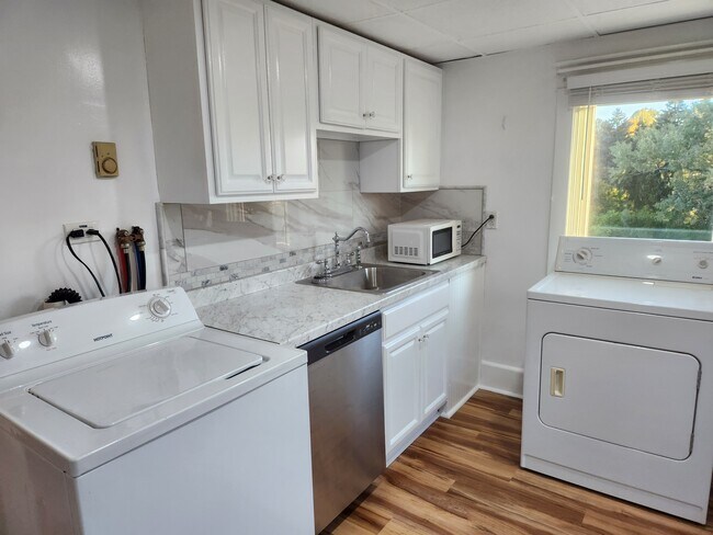 Building Photo - 686 Bloom Rd