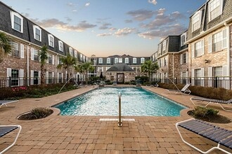 Building Photo - 351 N Post Oak Ln