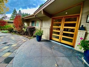 306 E Curling Dr