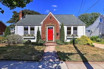 Building Photo - 153 2nd Ave