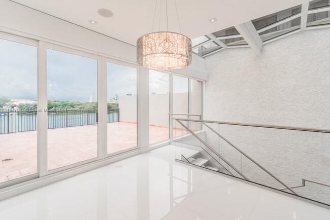 Building Photo - 1000 Venetian Way