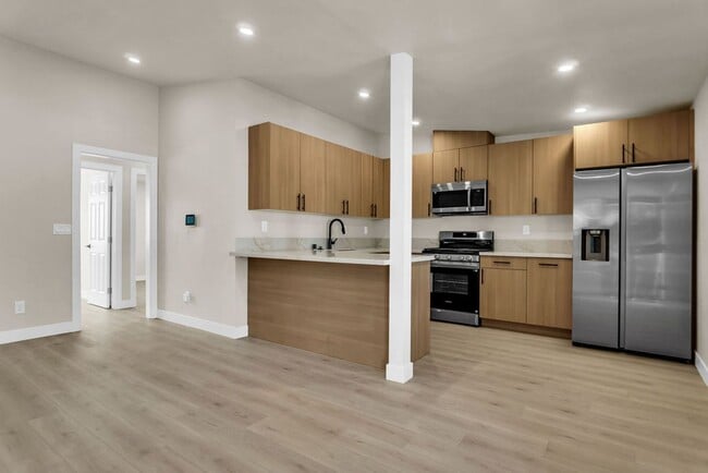 Building Photo - Brand new 2 bed 1 bath with washer/dryer i...