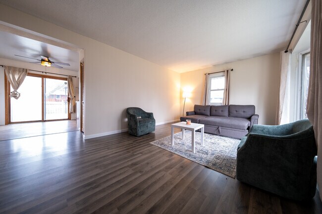 Building Photo - 736 Bartelmy Ln N