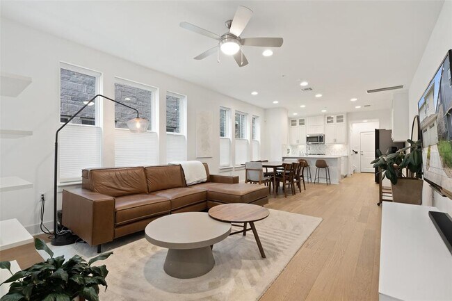 Building Photo - 2409 Simond Ave