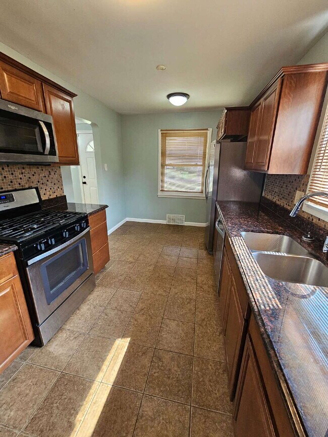 Foto del edificio - 3 Bedroom Brick Ranch, Updated Kitchen with Granite Countertops, Stainless-Steel Appliances, Hard...