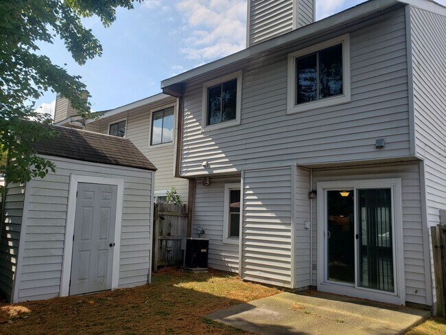 Foto del edificio - Modern 2 Bed | 2 Bath Townhouse in Town Center!