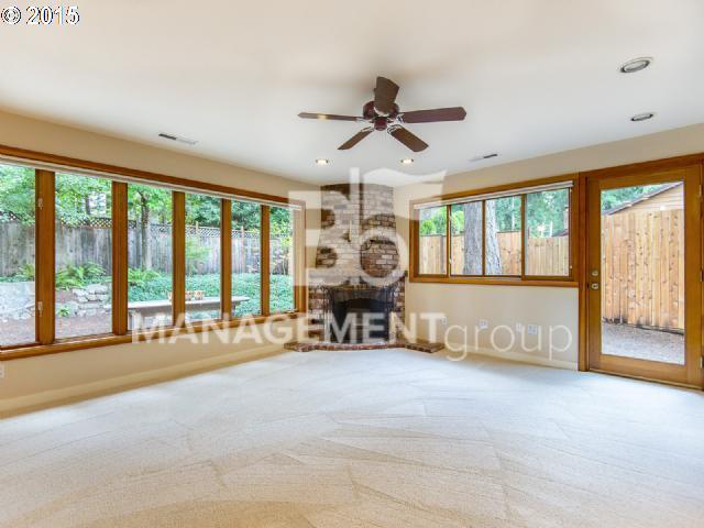 Foto del edificio - Lake Oswego Beautiful Updated  Home Locate...