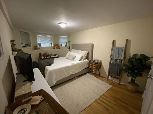 Building Photo - 3 bedroom in Chicago IL 60657