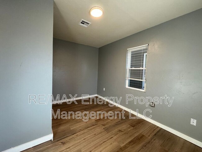 Building Photo - 220 E Springer Ave