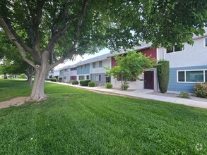 Building Photo - 560 Greenbriar Townhouse Way
