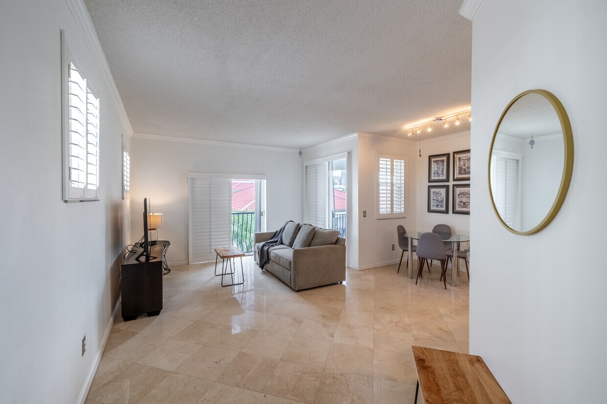 Foto principal - 3255 NE 184th St