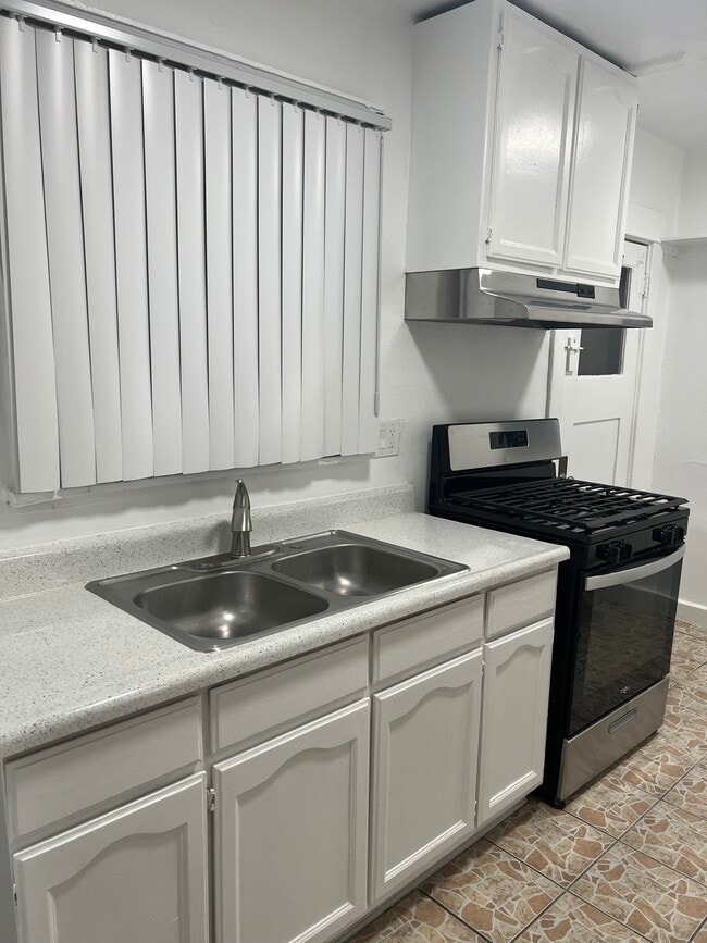 Building Photo - 1624 1/2 W 50th St