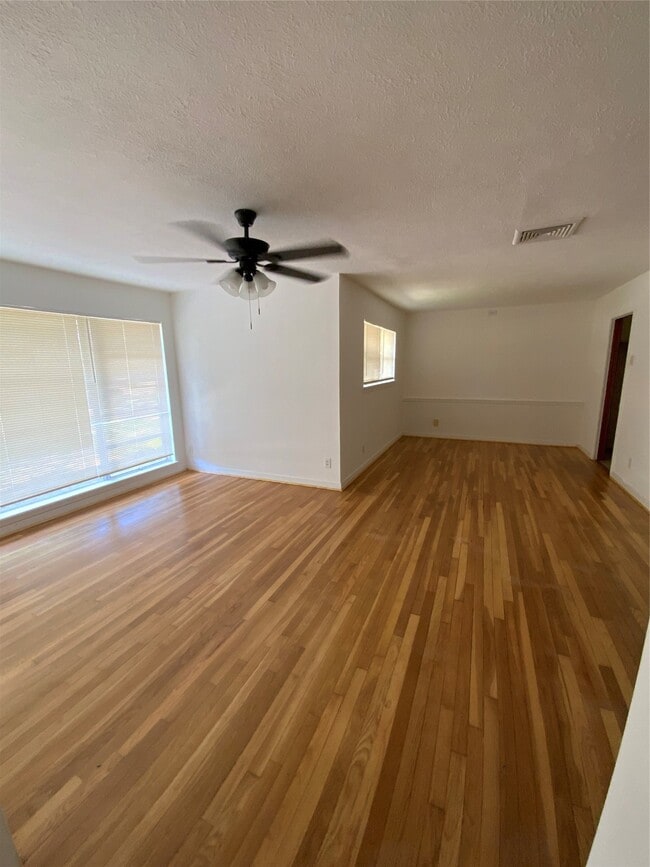 Building Photo - 405 Azalea Dr