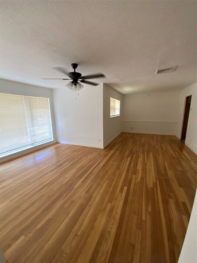 Foto del edificio - 405 Azalea Dr