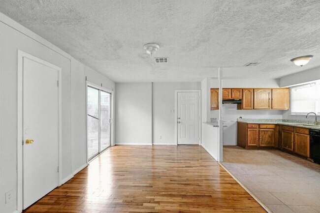 Foto del edificio - 4710 Meadow Park Dr