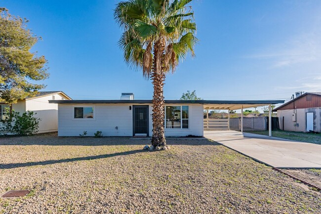 Building Photo - Stylish, updated home in North Phoenix!