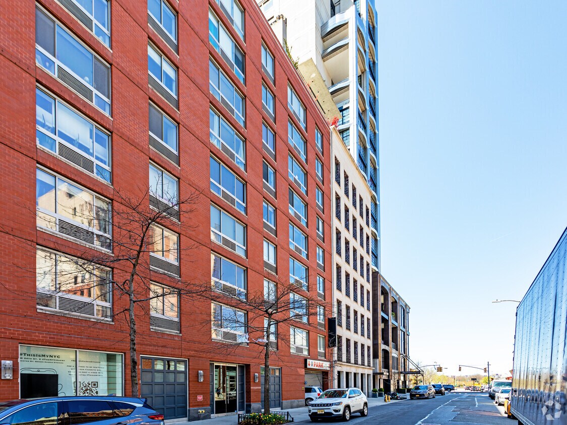 Building Photo - 560 W 24th St